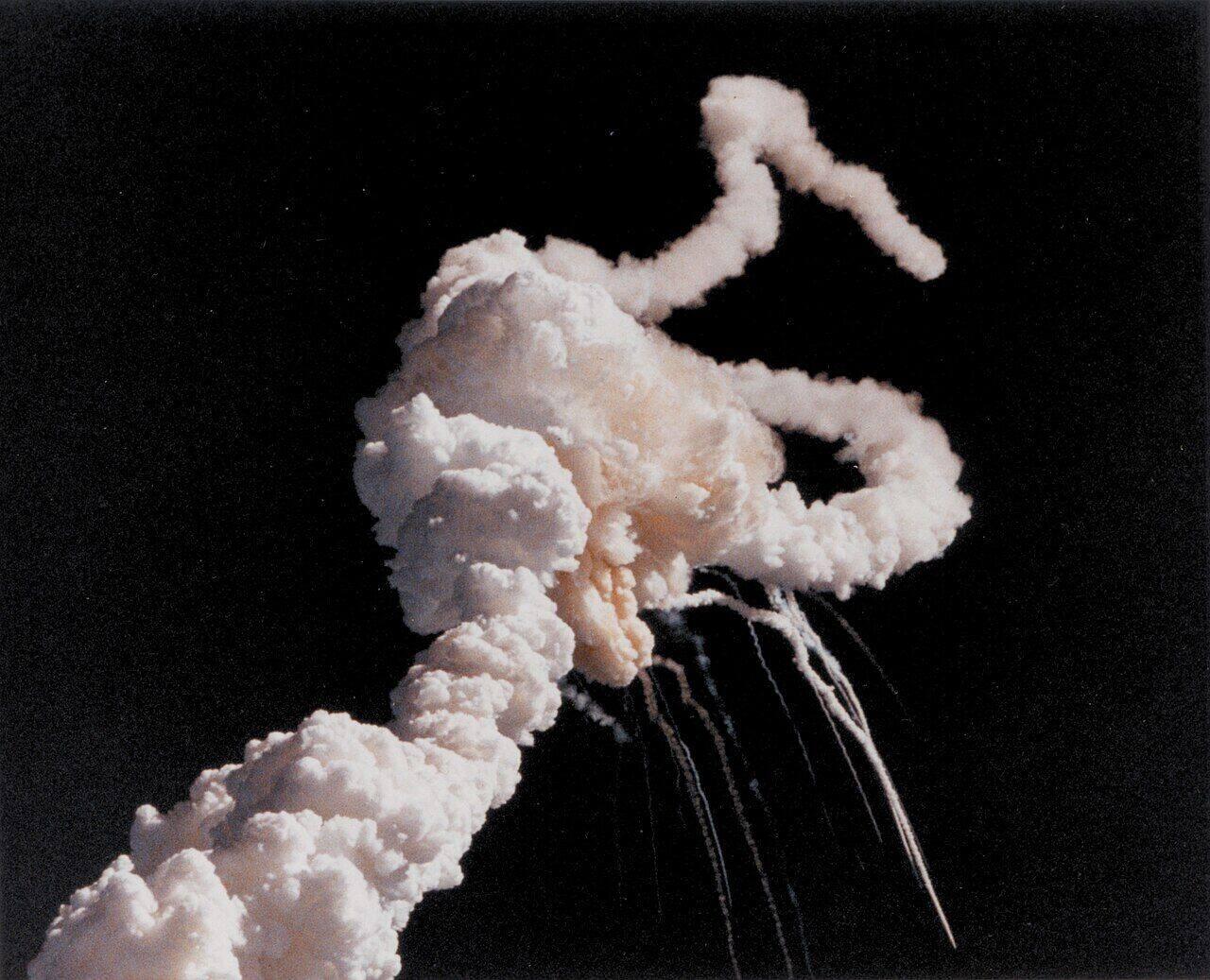 Space Shuttle Challenger breaks apart, 28 January 1986