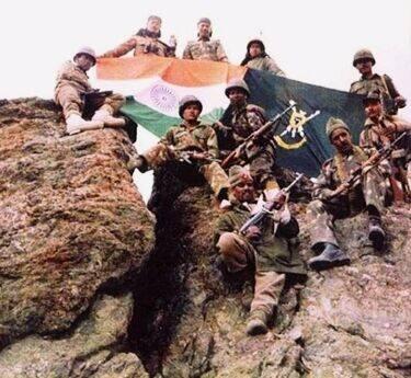 Indian troops in the Kargil sector, 1999